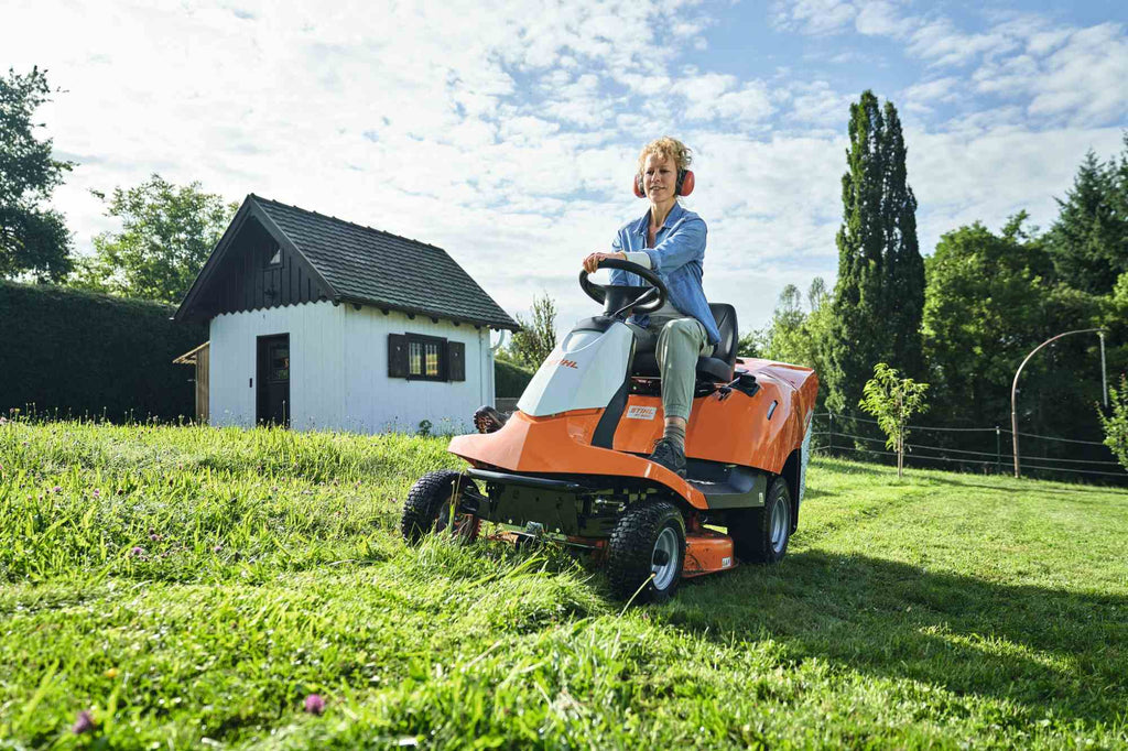 STIHL RT 4082 Aufsitzmäher – Kompakt, Wendigkeit und Leistungsstark für Große Rasenflächen