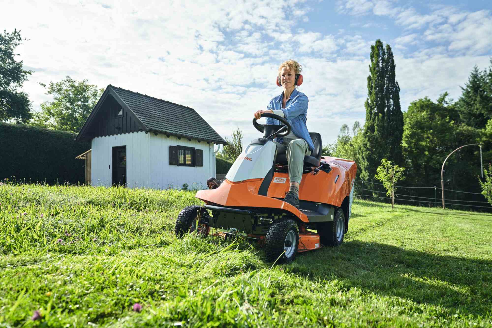 STIHL RT 4082 Aufsitzmäher – Kompakt, Wendigkeit und Leistungsstark für Große Rasenflächen