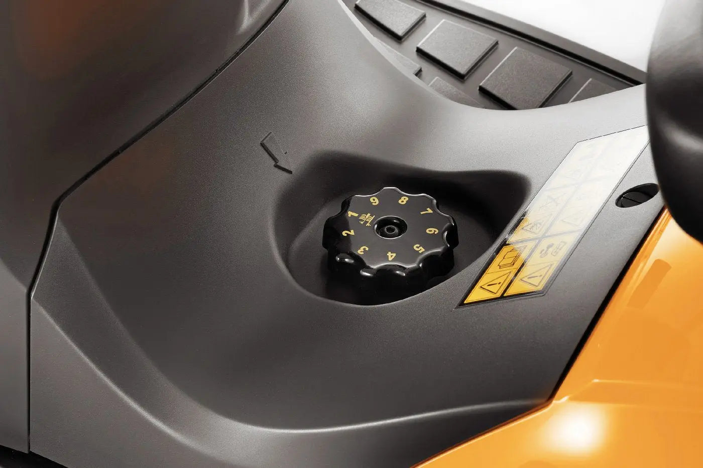STIGA Estate 9122 WX Allrad-Rasentraktor – inklusive Mulchstopfen, Anhängerkupplung und Batterieladegerät für maximale Vielseitigkeit